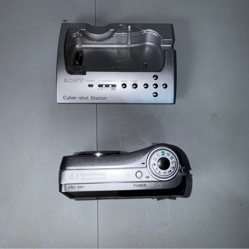 Sony‎ CyberShot DSC-S60 4.1MP Digital Camera w/ Base Docking Station